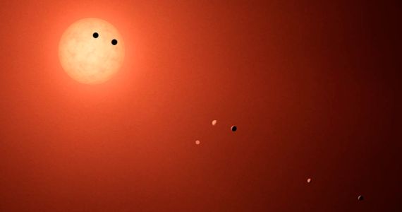 NASA ujawnia nowe dane obserwacyjne, dotyczące układu planetarnego wokół gwiazdy TRAPPIST-1. Od 22 lutego, kiedy ogłoszono odkrycie, że krąży tam prawdopodobnie aż 7 skalistych planet o rozmiarach Ziemi, to bezsprzecznie najgłośniejszy układ planetarny poza naszym, Słonecznym. Tym razem informacje pochodzą z kosmicznego teleskopu Keplera, który obserwował rejon TRAPPIST-1 od grudnia 2016 roku. NASA udostępniła je w wersji surowej, nieskalibrowanej, by zarówno profesjonaliści, jak i entuzjaści astronomii, mogli na ich podstawie doprecyzować dostępną wiedzę na temat tych planet.
