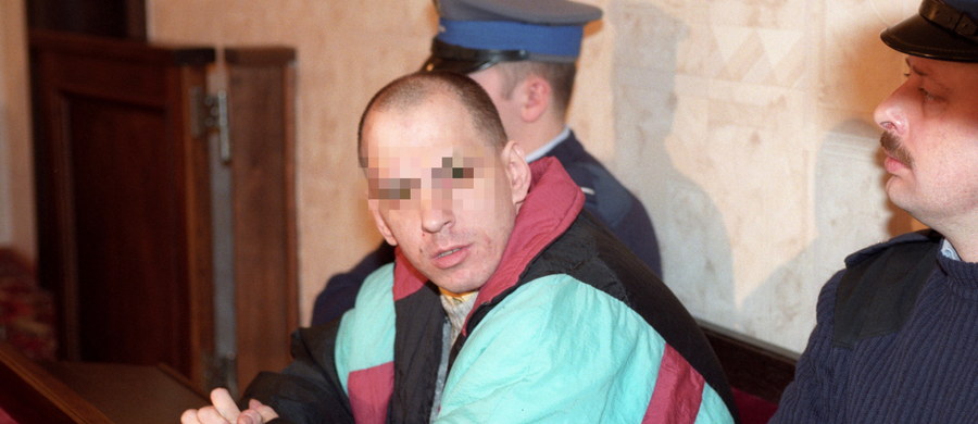 ​Leszek P., nazywamy “wampirem z Bytowa”, który w grudniu kończy wyrok pozbawienia wolności za zabójstwo i gwałt, trafił z aresztu w Starogardzie Gdańskim na dodatkową obserwację w ośrodku w Gostyninie.