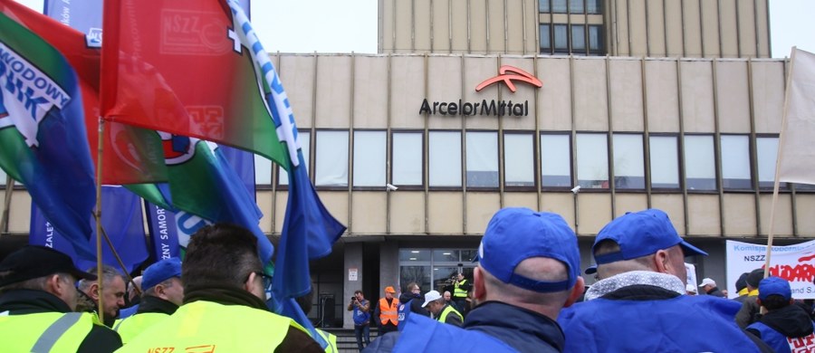 Związkowcy z koncernu hutniczego ArcelorMittal Poland nie doszli do porozumienia z pracodawcą w sprawie podwyżek i polityki płacowej w 2017 r. Pikietowali siedzibę firmy w Dąbrowie Górniczej. Spółka deklaruje chęć porozumienia, ale pikietę uznała za nielegalną.