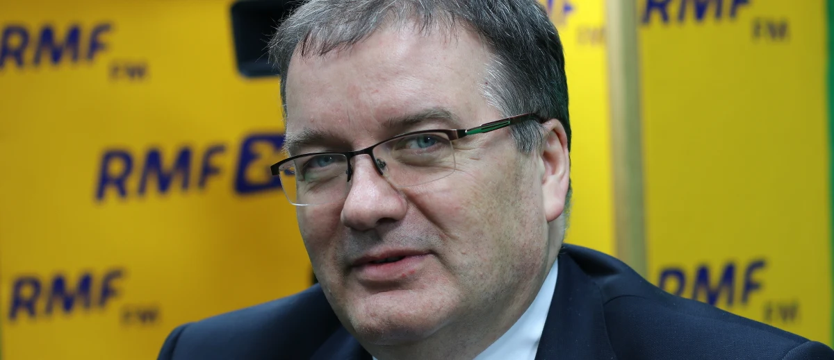 "Mamy sukces Donalda Tuska. Donald Tusk jest Polakiem, ale nie był kandydatem polskiego rządu. W całej sprawie zapominamy, że gdy Tusk kandydował na pierwszą kadencję, miał poparcie ówczesnego rządu, a opozycja wtedy to uszanowała. Rządy przedstawiają kandydatów – tu tę zasadę złamano. Zrobiono bardzo niebezpieczny precedens (…), który może mieć negatywne konsekwencje  dla UE" – powiedział w Popołudniowej rozmowie w RMF FM prezydencki minister Andrzej Dera. „To jest domena rządu. Czy (prezydent – Red.) nie brał udziału? Chyba widać. Kiedy miał wziąć udział? (…) Tę sprawę, obowiązek przekonywania, wziął na siebie rząd polski” – tak gość Marcina Zaborskiego odpowiedział na pytanie o zaangażowanie prezydenta Andrzeja Dudy w kampanię na rzecz wyboru Jacka Saryusz-Wolskiego na szefa Rady Europejskiej. 