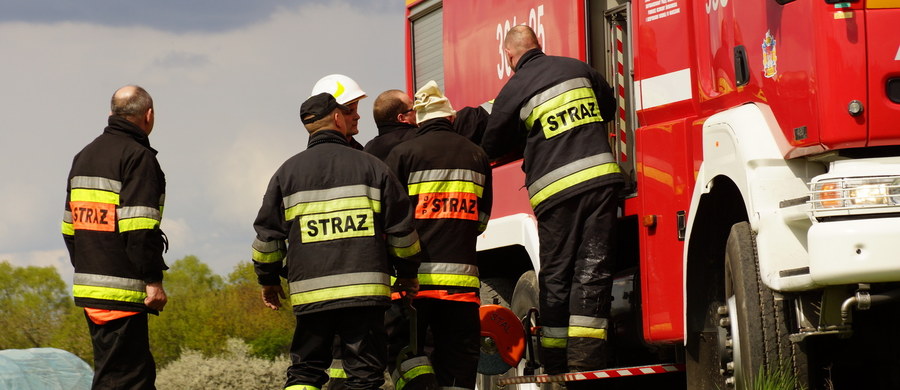 ​Prawie 50 strażaków walczyło z ogniem w Gorzycach na Podkarpaciu. Pożar wybuchł na terenie zakładu zajmującego się przetopem aluminium. 