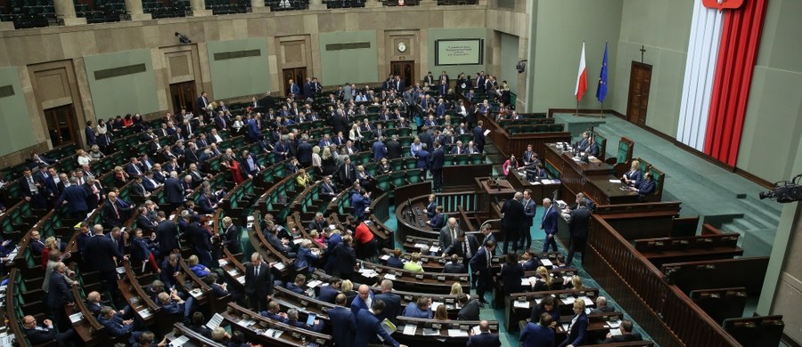 Gorąca wymiana zdań w Sejmie pomiędzy politykami. Lider Nowoczesnej Ryszard Petru przed czwartkowymi głosowaniami złożył wniosek o przerwę w obradach do czasu powrotu do Polski z Brukseli premier Beaty Szydło i "złożenia przez rząd honorowej dymisji". Ostatecznie przerwy nie było. Szef klubu PO Sławomir Neumann zaapelował, by Sejm pogratulował Donaldowi Tuskowi ponownego wyboru na szefa Rady Europejskiej. Prezes PiS Jarosław Kaczyński zwrócił się do posłów opozycji słowami: "Nie wierzycie w nic, poza waszymi interesami i interesikami. Wy jesteście dzisiaj partią zewnętrzną, wy kompromitujecie Polskę, jesteście przeciw Polsce".