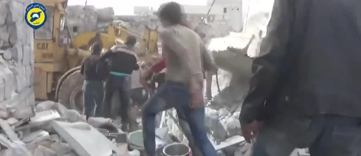 Mała dziewczynka została wyciągnięta z gruzowiska w syryjskim mieście Kafr Nubl spowodowanego nalotami bombowymi. Jak poinformowali syryjscy aktywiści, w czterech nalotach na miasto zginęło co najmniej czworo dzieci, a wiele osób zostało rannych. Na nagraniu widać akcję ratunkową ocalałej dziewczynki. 