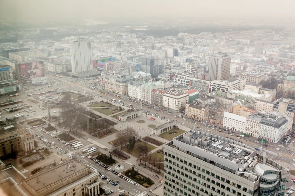 "Działka przy dawnym adresie Chmielna 70 w Warszawie wróciła w posiadanie miasta" - powiedział wiceprezydent Warszawy Witold Pahl. Poinformował, że miejscy urzędnicy podpisali protokół przejęcia tej działki.