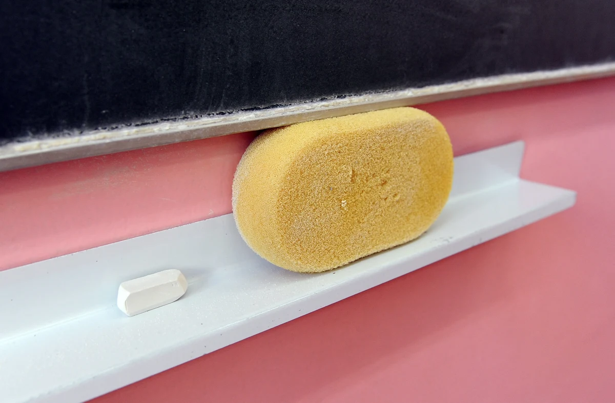 Ponad promil alkoholu w wydychanym powietrzu miał nauczyciel, który w szkole w świętokrzyskim Mniowie prowadził zajęcia z uczniami. Sprawa trafi do sądu. Ten zadecyduje o karze dla pedagoga.