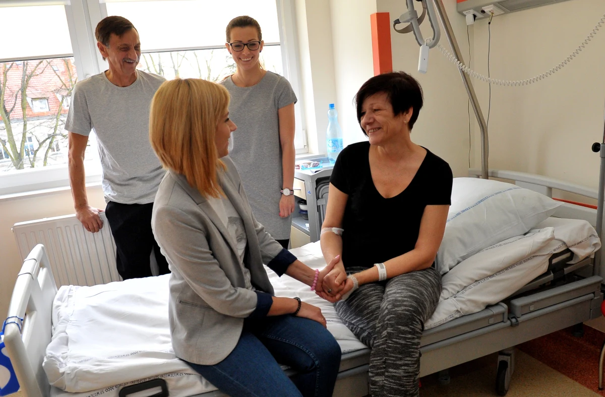 Pomiędzy Warszawą i Szczecinem został po raz pierwszy w Polsce przeprowadzony u dwóch par przeszczep krzyżowy nerek od żywych dawców niespokrewnionych. Obie operacje się powiodły – poinformował dyrektor Instytutu Transplantologii WUM prof. Artur Kwiatkowski.