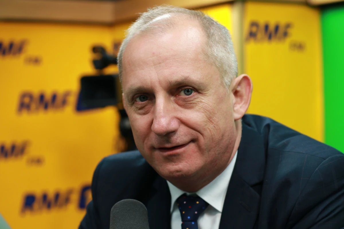 „Mamy świadomość arytmetyki, wiemy, że mamy mniejszość w parlamencie (…), ale uważam, że Polakom należy się poważna debata o tym, co wydarzyło się ostatnio w Europie, i jak zachowywał się polski rząd. Wniosek jest efektem tego, co robiła premier Szydło i minister Waszczykowski” – powiedział Sławomir Neumann w Popołudniowej rozmowie w RMF FM o planowanym wniosku o wotum nieufności wobec gabinetu Beaty Szydło. „Wniosek będzie gotowy jutro, a w przyszłym tygodniu pokażemy kandydata, który mógłby zastąpić Beatę Szydło (na stanowisku premiera – Red.)” – dodał szef klubu parlamentarnego PO. Zapytany, czy tym kandydatem będzie Grzegorz Schetyna, odpowiedział: „Nie jest to takie oczywiste. Grzegorz Schetyna będzie ten wniosek na pewno uzasadniał i mówił, dlaczego ten wniosek składamy”. Komentując możliwość spotkania prezydiów klubów PO i Nowoczesnej Neumann stwierdził najpierw, że jest to "daleko droga", ale później ocenił, że „dobrym powodem (do takiego spotkania - Red.) będzie wniosek o odwołanie premier Beaty Szydło” ze stanowiska.