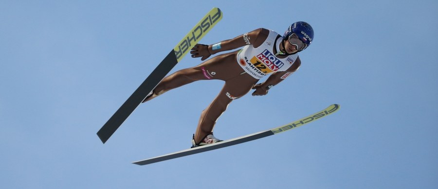 Niemiec Andreas Wellinger wygrał w Oslo kwalifikacje przed konkursem indywidualnym Pucharu Świata w skokach narciarskich, będące jednocześnie prologiem cyklu Raw Air. Najlepszy z Polaków, Maciej Kot, był szósty. W niedzielnych zawodach wystąpi pięciu biało-czerwonych.