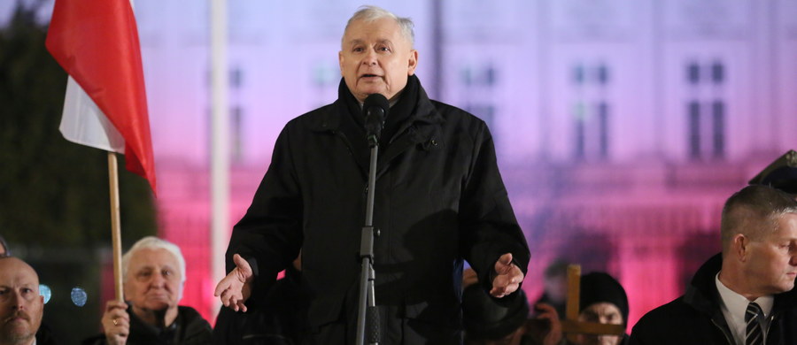 "Grają “Odę do radości” po to, by uniemożliwiać korzystanie Polakom z ich praw i to jest symboliczne. To pokazuje to niebywałe oszustwo, z jakim mamy dzisiaj do czynienia. Ale my wiemy, że zwyciężyliśmy i że zwyciężymy" - oświadczył prezes Prawa i Sprawiedliwości Jarosław Kaczyński podczas obchodów miesięcznicy smoleńskiej. Odnosił się do kontrmanifestacji m.in. grupy "Obywateli RP". “To, co tutaj się dzieje, to atak na Polskę, atak pod sztandarami Unii Europejskiej" – dodał.