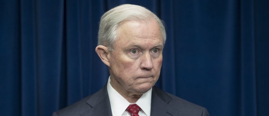 Minister sprawiedliwości i prokurator generalny USA Jeff Sessions poprosił 46 prokuratorów federalnych, którzy zostali mianowani przez poprzedniego prezydenta, Baracka Obamę, o złożenie rezygnacji. Pozostałych 47 z 93 prokuratorów już ustąpiło z urzędów.