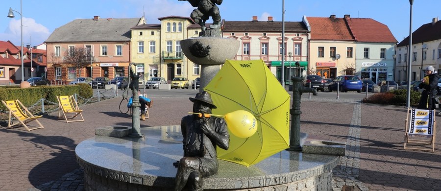 Bieruń to ponad 600-letnie miasto położone w południowo-wschodniej części województwa śląskiego, tuż przy granicy z Małopolską. Pierwsze wzmianki o nim pojawiły się w 1376 roku. Bieruń leżał na szlaku handlowym łączącym Kraków z Opawą. Nazwa miasta może pochodzić od staroczeskiego słowa „berrn”, które oznaczało cło ściągane na rzecz władcy. 