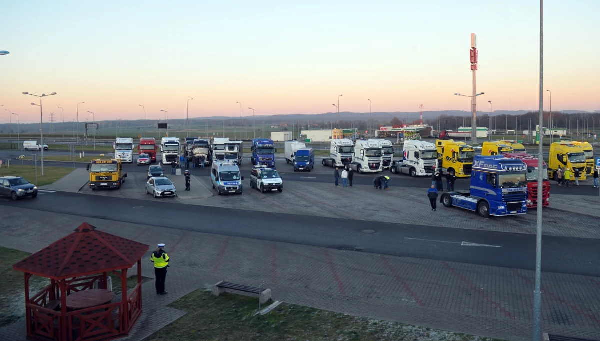 "Kierowcy ciężarówek powinni podlegać jednemu, a nie kilku systemom prawnym" - to jedna z propozycji poprawek do unijnej dyrektywy o delegowaniu pracowników. Wypracowały ją stowarzyszenia polskich firm transportowych z przedstawicielami ministerstwa infrastruktury. 