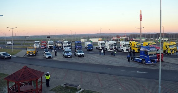 "Kierowcy ciężarówek powinni podlegać jednemu, a nie kilku systemom prawnym" - to jedna z propozycji poprawek do unijnej dyrektywy o delegowaniu pracowników. Wypracowały ją stowarzyszenia polskich firm transportowych z przedstawicielami ministerstwa infrastruktury. 