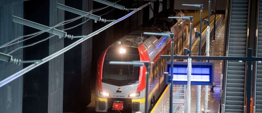 Kilkanaście dodatkowych kursów na terenie Łodzi i korekty w siatce regionalnych połączeń wprowadzono w nowym rozkładzie Łódzkiej Kolei Aglomeracyjnej (ŁKA), który ma obowiązywać od niedzieli. Od 23 kwietnia pociągi ŁKA Sprinter do Warszawy zatrzymają się w Rogowie. 