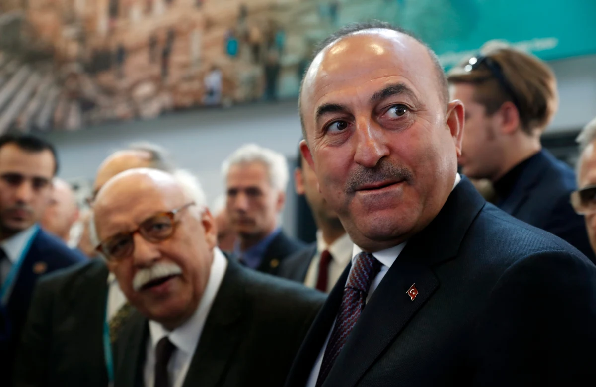 Premier Holandii Mark Rutte oświadczył, że samolot na pokładzie z szefem tureckiej dyplomacji Mevlutem Cavusoglu otrzymał zakaz lądowania w Rotterdamie. Minister miał tam wystąpić na wiecu poparcia dla planów prezydenta Turcji, który chce zwiększyć swoje uprawnienia. "Wizyta Cavusoglu byłaby zagrożeniem dla porządku publicznego" - poinformowano. W odpowiedzi na zakaz prezydent Turcji oświadczył, że Holandia to kraj "niedobitków nazizmu, faszystów". 