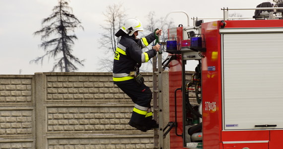 Pożar i ewakuacja pracowników w zakładach produkujących środki piorące w Czyżewie koło Wysokiego Mazowieckiego na Podlasiu. Zapaliło się tam kilkaset kilogramów substancji chemicznej - wytworzył się toksyczny dym. 