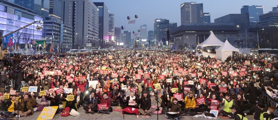 Dziesiątki tysięcy mieszkańców Korei Południowej świętowały w Seulu odsunięcie od władzy zamieszanej w skandal korupcyjny prezydent Park Geun Hie. W tym samym czasie odbywał się liczny wiec poparcia dla Park.