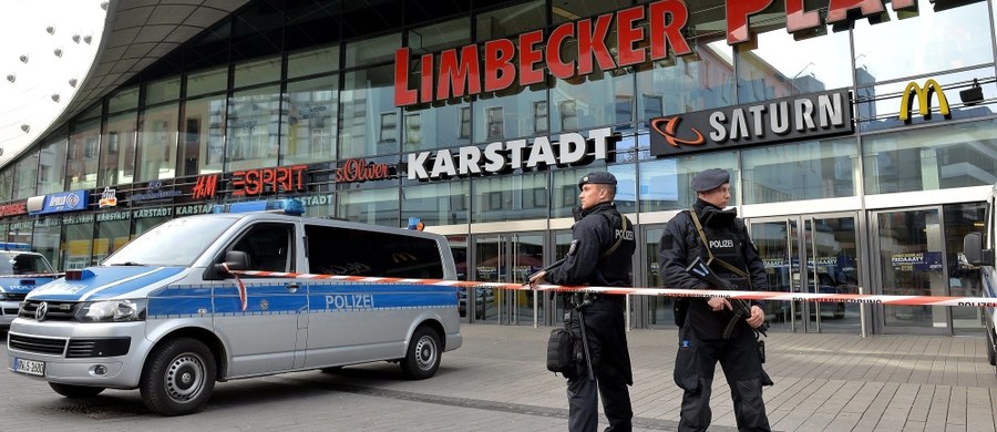 W związku z groźbą zamachu terrorystycznego na centrum handlowe w Essen niemiecka policja zatrzymała w sobotę dwie osoby w pobliskim Oberhausen. Według telewizji WDR przygotowania do zamachu miały podłoże islamistyczne.