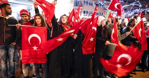 ​W Rotterdamie doszło w sobotę wieczorem do konfrontacji między turecką minister ds. rodziny i polityki społecznej Fatmą Betul Sayan i holenderską policją, która zabroniła jej wejścia do tureckiego konsulatu. W Rotterdamie i Ankarze doszło do demonstracji antyholenderskich.