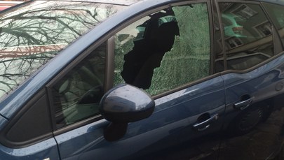 Warszawa: Kilkanaście samochodów uszkodzonych, poszukiwania sprawcy