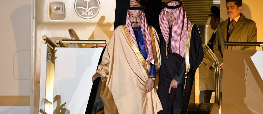 Król Arabii Saudyjskiej Salman przybył w niedzielę do Tokio, gdzie na lotnisku powitał go następca tronu książę Naruhito. Monarsze w podróży towarzyszy tysiącosobowa świta, w tym książęta i ministrowie. Król zabrał ze sobą także 460 ton bagażu.