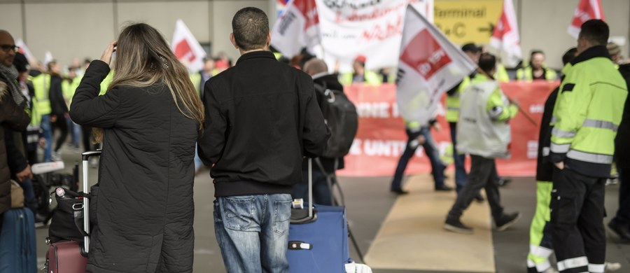Personel naziemny na lotniskach Tegel i Schoenefeld w Berlinie przeprowadzi w poniedziałek kolejny strajk - poinformował związek zawodowy pracowników sektora usług Verdi. Pracownicy zatrudnieni m.in. przy przeładunku bagażu chcą podwyżki płac.
