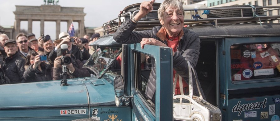 79-letnia automobilistka Heidi Hetzer wróciła do Berlina po podroży dookoła świata. Przed Bramą Brandenburską witali ją w przedstawiciele władz miasta. Niemiecka bizneswoman w 2,5 roku przejechała autem marki Hudson z 1930 r. 84 tys. kilometrów.