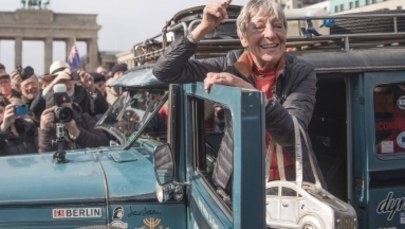 "Stare pudło w jeszcze starszym pudle". 79-latka objechała świat 87-letnim autem