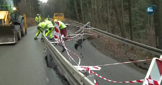 Osuwisko w Zalasowej w Małopolsce zajmuje już niemal pół jezdni. O tym, jak bardzo jest niebezpieczne, przekonał się pewien kierowca. Jadąc drogą do małopolskiej wsi nie zauważył zapadniętej jezdni i wpadł w przepaść. 