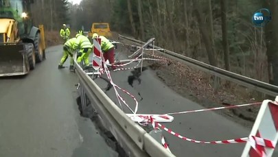 Kierowcy jeżdżą nad przepaścią. Niebezpieczne osuwisko w Małopolsce