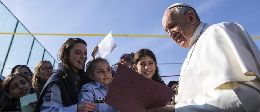 4 lata temu Jorge Mario Bergoglio został wybrany przez konklawe na nowego papieża. Zastąpił Benedykta XVI, który zrzekł się urzędu po kilku latach pontyfikatu. Rekordowe zaufanie, bogaty plan zapowiedzianych i przygotowywanych podróży, determinacja w reformowaniu Kościoła, ważne gesty ekumeniczne i kolejne nowości - oto obraz pontyfikatu papieża Franciszka.