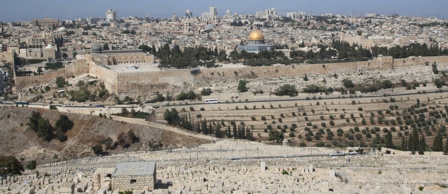 Palestyńczyk zaatakował nożem dwóch izraelskich strażników granicznych niedaleko jednego z wejść do starej części Jerozolimy. Mężczyzna został zastrzelony przez policję. Jeden ze strażników jest ciężko ranny.