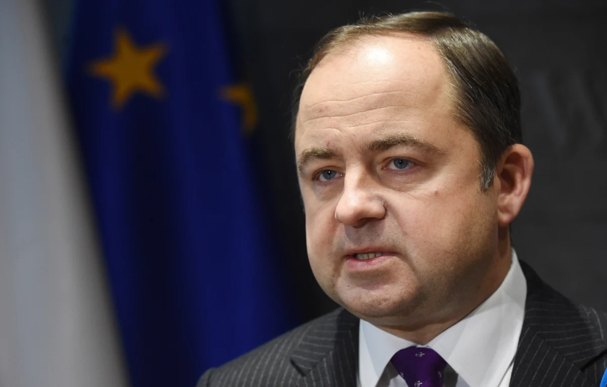 "Jacek Saryusz-Wolski ma mnóstwo powodów do tego, by być kandydatem na najwyższe stanowiska. Przez ostatnie lata Platforma Obywatelska nie zwróciła na to uwagi - wręcz przeciwnie, pozbawiała go różnych stanowisk" - powiedział w Porannej rozmowie w RMF FM wiceminister spraw zagranicznych, Konrad Szymański. "Ta sprawa nie jest całkiem zakończona. Nie dotyczyła tylko i wyłącznie wyborów. Dotyczyła również zasad gry w Radzie Europejskiej, różnic opinii co do tego, w jaki sposób powinniśmy funkcjonować w Unii" - dodał. "Z całą pewnością Jacek Saryusz-Wolski lepiej realizowałby polskie interesy w UE niż wiele innych osób" - ocenił. "Donald Tusk przekraczał mandat angażując się po stronie opozycji w Polsce. Gdyby zrobił to w Grecji albo w Niemczech, każda zachodnia gazeta, która dzisiaj wydziwia na ten czwartek, byłaby pełna zrozumienia. Gdyby Donald Tusk przyjechał do Grecji w okresie kampanii wyborczej i bronił reżimu fiskalnego czy odpowiedzialności fiskalnej i mówił, że na Syrizę nie można głosować, bo to są ludzie, którzy nie chcą odpowiedzialności fiskalnej w Europie to by go wywieziono na taczkach" - podkreślił gość Roberta Mazurka. 