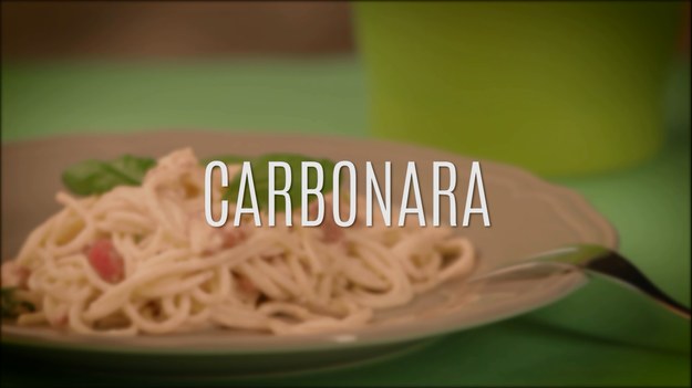 Pasta alla carbonara to jedna z najprostszych i najsmaczniejszych propozycji z kuchni włoskiej, która składa się z spaghetti wymieszanego z wybornym sosem z jajek, pieprzu, podsmażonego boczku i sera - najczęściej parmezanu. W kilkanaście minut można przygotować tę przepyszną pastę, która idealnie nadaje się na przepyszny posiłek. Przy robieniu carbonary warto zwrócić uwagę, by nie usmażyć jajek podczas mieszania makaronu spaghetti z sosem!