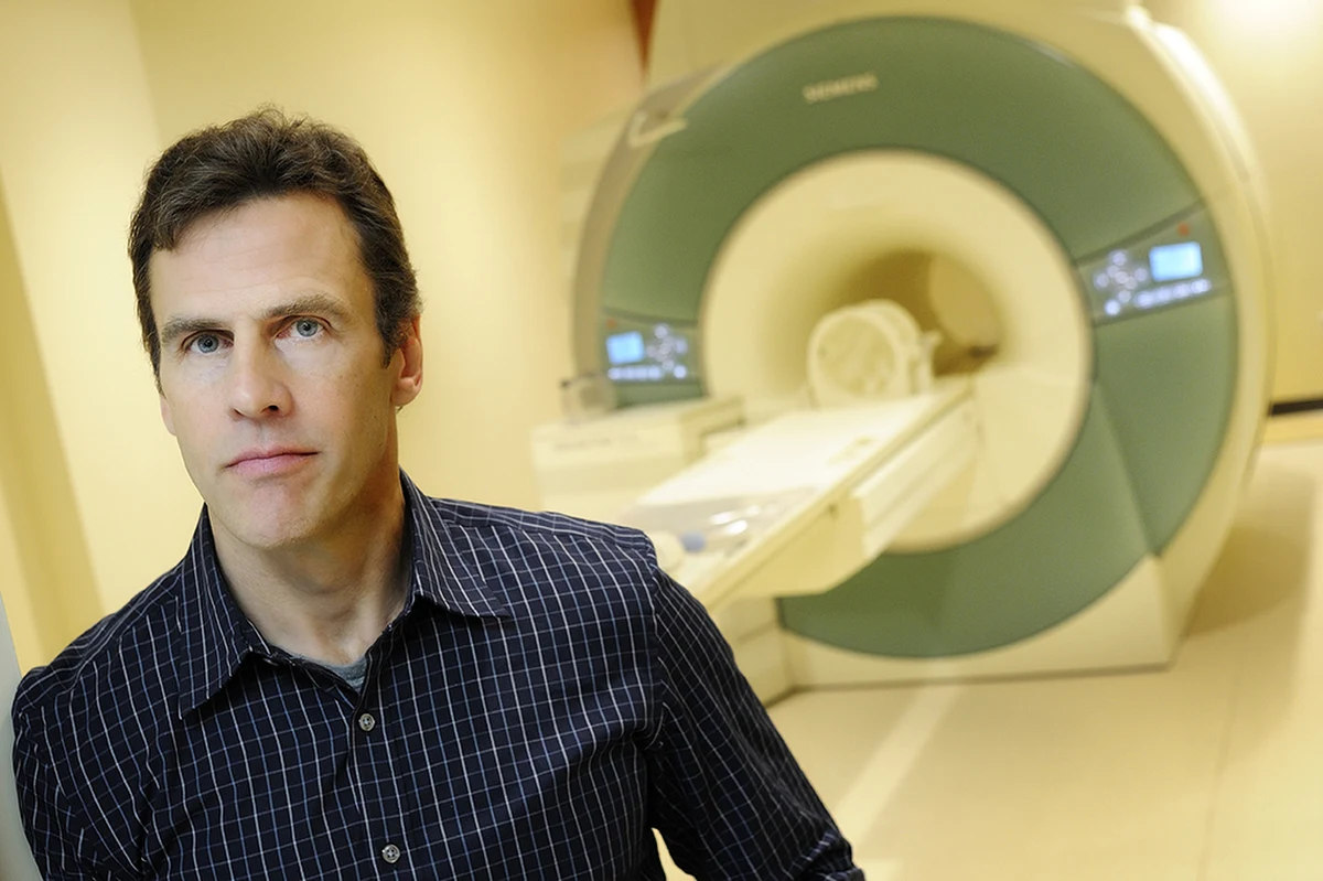 Wykrywacz kłamstw może się schować. Najnowsze odkrycie naukowców kilku amerykańskich uniwersytetów wskazuje, że do badania winy podejrzanych o przestępstwa będzie można wykorzystać aparaturę rezonansu magnetycznego. Jak pisze na swej stronie internetowej czasopismo "Proceedings of the National Academy of Sciences" badania aktywności mózgu pozwolą ustalić nawet, czy ktoś przekroczył prawo świadomie i z premedytacją, czy przypadkowo, bądź przez zaniedbanie. Od tego wskazania zależy w końcu wymiar kary.