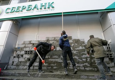 Kijów: Nacjonaliści zamurowali wejście do rosyjskiego banku
