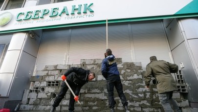 Kijów: Nacjonaliści zamurowali wejście do rosyjskiego banku