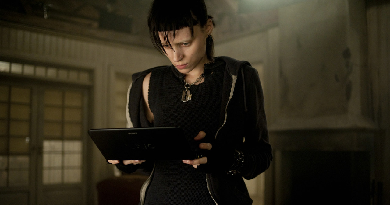 Na 5 października 2018 roku wyznaczono datę premiery "The Girl in the Spider’s Web", wielkiego kinowego powrotu Lisbeth Salander. Zdjęcia do filmu ruszą w sierpniu, za reżyserię odpowiedzialny jest Fede Alvarez, twórca zeszłorocznego hitu "Nie oddychaj".