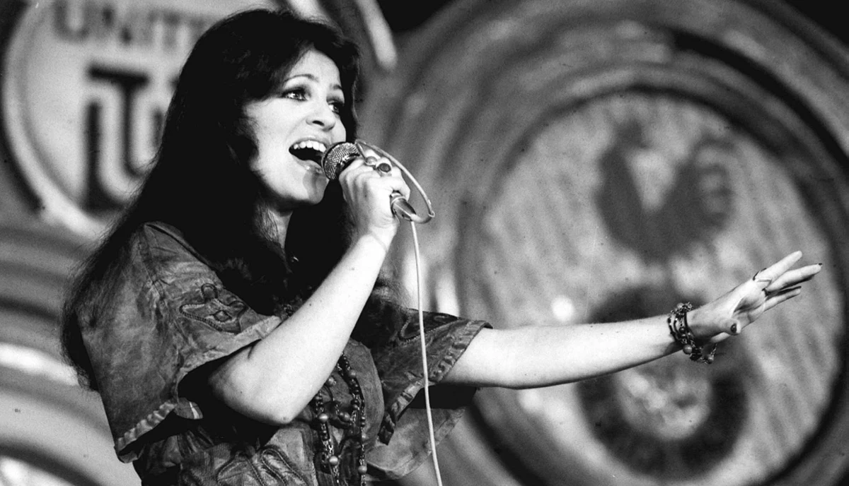 37 lat temu w pobliżu lotniska Okęcie rozbił się lecący z Nowego Jorku samolot PLL LOT IŁ-62 "Kopernik". Zginęły wszystkie osoby znajdujące się na pokładzie: 77 pasażerów i 10 członków załogi. Była wśród nich piosenkarka Anna Jantar oraz bokserska reprezentacja USA lecąca na mecz z polskimi pięściarzami.