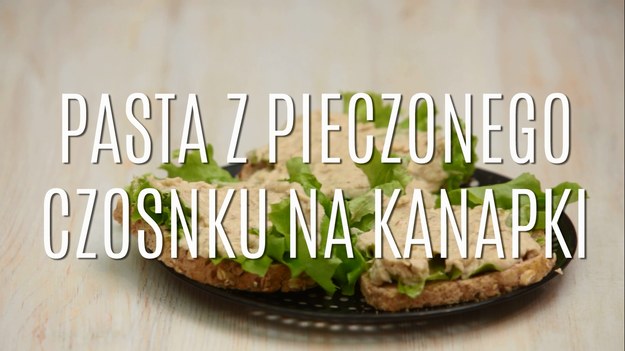 Czosnek to wyjątkowe warzywo, które świetnie smakuje nie tylko na surowo - z upieczonego można z niego przyrządzić wyborną kanapkową pastę! Upieczony czosnek ma o wiele bardziej delikatniejszy smak, a zmiażdżony zyskuje kremową konsystencję, dzięki czemu świetnie się rozsmarowuje się na pieczywie! Robienie tej kanapkowej pasty ma również tę świetną zaletę, że jest bardzo proste - czosnek piecze się w łupinkach, tych pozbędziecie się dopiero po wyciągnięciu z piekarnika - ząbki wyjdą bez problemu. Poznajcie nasz przepis na pyszną, aromatyczną pastę z pieczonego czosnku!