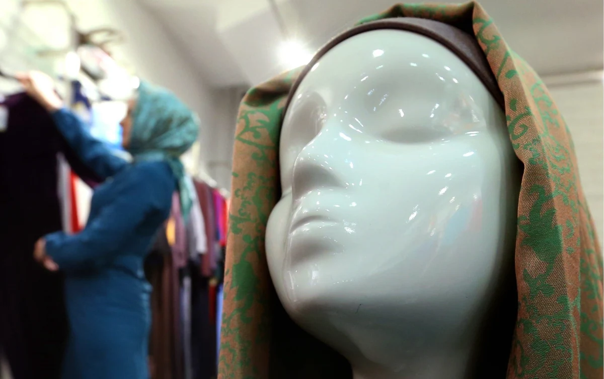 Regulamin firmy, który zabrania noszenia w miejscu pracy widocznych symboli politycznych, światopoglądowych lub religijnych - jak np. chusta muzułmańska, nie jest dyskryminacją - orzekł Trybunał Sprawiedliwości UE. Zakaz taki zaskarżyły dwie muzułmanki: z Belgii i Francji.