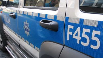 Starachowice: Podejrzany zaatakował w sądzie policjantów. Funkcjonariusz trafił do szpitala