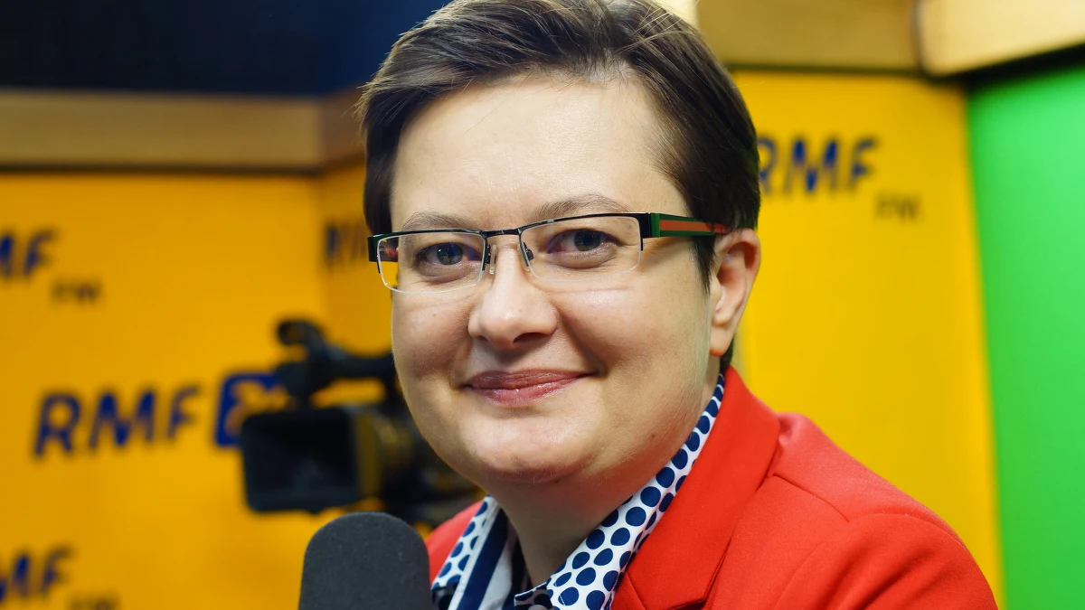 „Jeżeli Platforma Obywatelska rzeczywiście chce naszego poparcia, to powinna nam przekazać informacje o tym, kto jest kandydatem na premiera. (…) Jeżeli chcą poważnie z nami porozmawiać, to Sławomir Neumann zna numer telefonu do mnie” – powiedziała Katarzyna Lubnauer w Popołudniowej rozmowie w RMF FM, komentując kwestię poparcia wniosku o konstruktywne wotum nieufności dla rządu Beaty Szydło zaproponowanego przez PO. „PO uwielbia zaskakiwać nas informacjami poprzez media; Platforma mówi o współpracy dużo, ale są to głównie informacje medialne” – dodała rzeczniczka Nowoczesnej. Lubnauer broniła także wniosku Nowoczesnej w sprawie odwołania Mariusza Błaszczaka ze stanowiska szefa MSWiA po wypadku limuzyny Beaty Szydło. Jak poinformowała, liczba podpisów zabranych pod tym wnioskiem przekroczyła już liczbę posłów klubu Nowoczesnej, ale - jak następnie przyznała - "bez porozumienia, na przykład z PO" wymaganej liczby podpisów, czyli 69, zebrać się nie uda.  