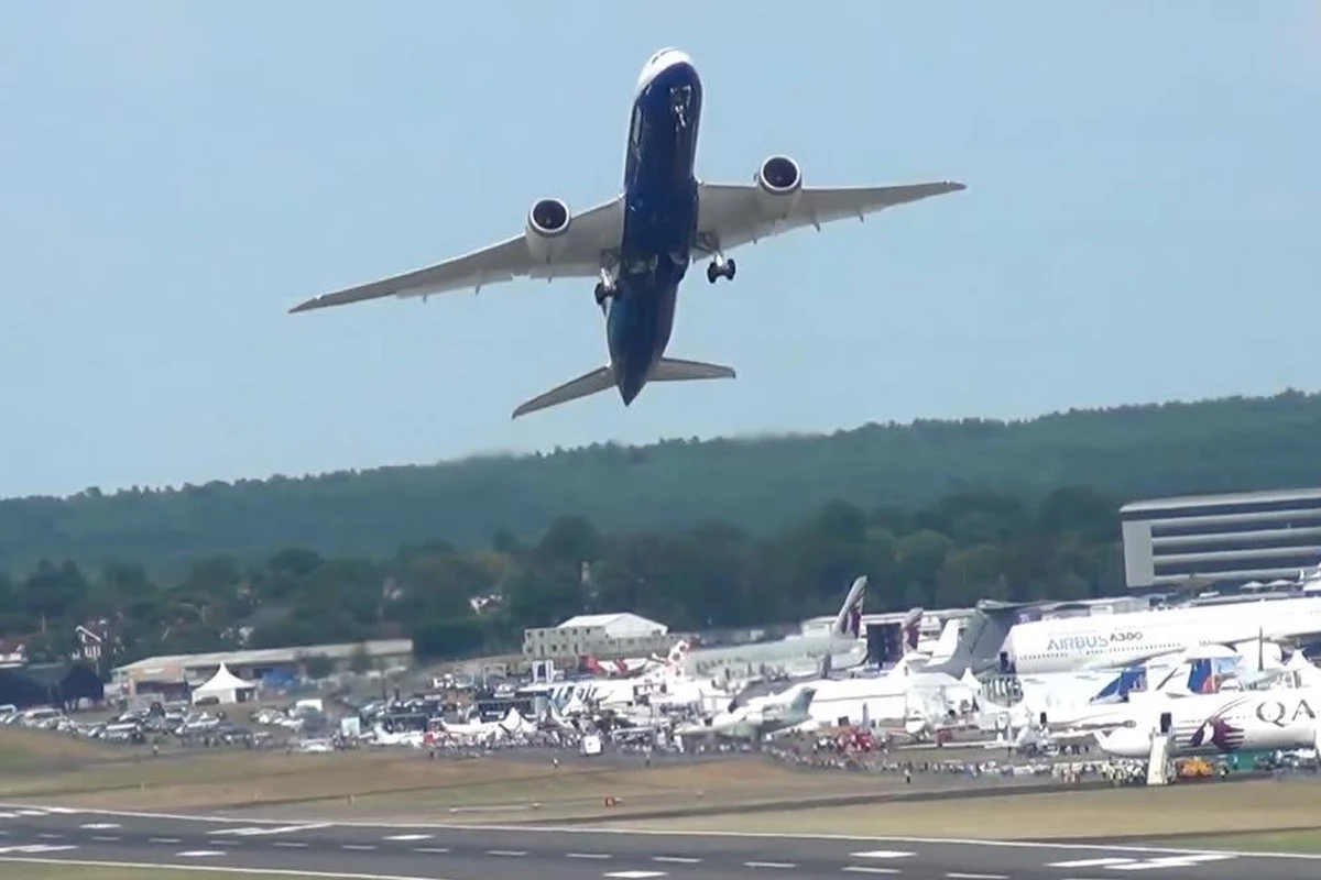 ​Pilot tego samolotu pasażerskiego potrafi wystartować w każdych warunkach. Podczas testowego lotu udało mu się wystartować w niemal pionowej pozycji.