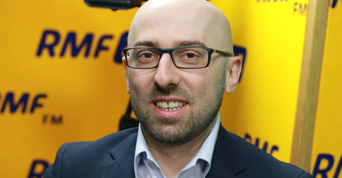 "Nie jest dobrze, jak odchodzi doświadczony generał, doświadczony żołnierz sprawdzony w wielu misjach zagranicznych i taki, który jeszcze ma przed sobą teoretycznie kilka lat pracy" - stwierdził gość Porannej rozmowy w RMF FM, poseł PiS Krzysztof Łapiński odnosząc się do dymisji szefa Dowództwa Komponentu Wojsk Specjalnych w Krakowie gen. bryg. Jerzego Guta. "Należy się zastanowić, czy tych odejść już nie jest za dużo. Ci, którzy odchodzili z powodu tego, że nie mogą się dogadać z ministrem Macierewiczem, za bardzo o tym nie mówili. Może to i dobrze. Żołnierze, którzy chodzą i płaczą po mediach, nie wzbudzają poczucia autorytetu" - dodał. "W kampanii wyborczej potrafiliśmy unikać najdrobniejszych sytuacji, które mogłyby generować problemy. Pod każdym względem się pilnowaliśmy. Nie było żadnych wpadek. Dzisiaj trzeba wrócić do tej dyscypliny" -  stwierdził poseł PiS. "Nie widzę polowania na Tuska. Wezwanie zostało wysłane dużo wcześniej. Pamiętajmy, że to wezwanie w charakterze świadka do zeznania w prokuraturze. Niektórzy oczekiwaliby takiego immunitetu dla Donalda Tuska, jakiego nie ma nikt w kraju - żeby nawet nie był wzywany w charakterze świadka do prokuratury" - dodał gość Roberta Mazurka. 