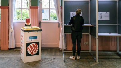 Antyislamiści i eurosceptycy kontra liberałowie. Trwają wybory w Holandii