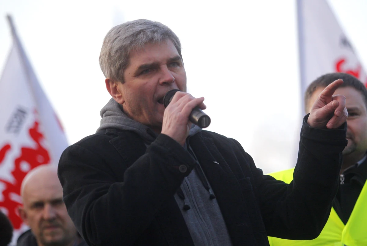 Skierowanie wniosku do Trybunału Konstytucyjnego zapowiada w rozmowie z naszym reporterem szef związku zawodowego Sierpień '80 Bogusław Ziętek. Stanie się tak, jeżeli Senat przyjmie poprawki do ustawy górniczej. 