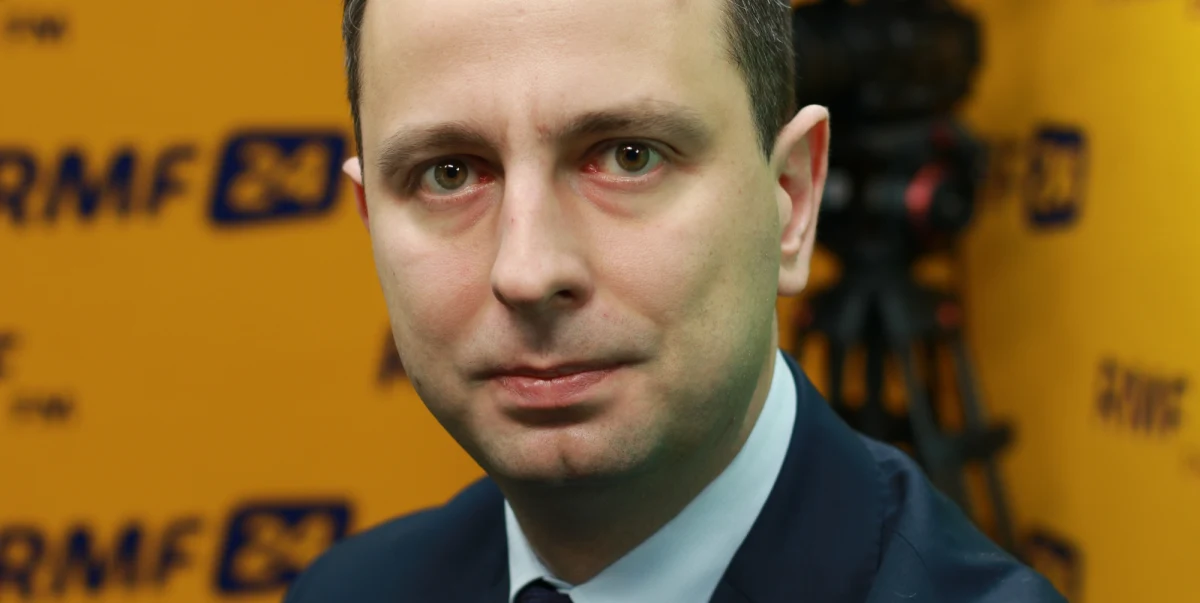 Szef PSL Władysław Kosiniak-Kamysz w Porannej rozmowie w RMF FM przedstawił propozycje uchwały ws. uchodźców. „Nie jesteśmy zwolennikami automatycznej relokacji i kwotowania uchodźców” - powiedział gość Roberta Mazurka. „Komisja Europejska popełniła błąd dzieląc to na kwoty, mówiąc o automatyzmie tych działań i z tego się trzeba wycofać” - ocenił Kosiniak-Kamysz. „KE powinna powiedzieć: to jest zły mechanizm, trzeba uwzględnić możliwości kulturowe i ekonomiczne każdego państwa i podejmować indywidualne decyzje. Gdyby tak podeszła (do tego) dzisiaj KE, myślę że w innej sytuacji byłyby państwa, które się nie zgadzają” - stwierdził prezes PSL. Pytany o opinię nt. wyników najnowszego sondażu, w którym ankietowani odpowiedzieli, że gdyby wybory odbyły się na początku czerwca, to na PiS oddałoby głos 39 proc. badanych, powiedział: „Ktoś może mieć większość bezwzględną, ale nie ma mądrości absolutnej”. „Jeżeli nie chce rozmawiać z innymi partiami, w tym wypadku partią opozycyjną, jeżeli nie chce posłuchać życzliwych rad, nie wrogich, to znaczy, że nie jest takim, który ma mądrość do rządzenia” - ocenił Kosiniak-Kamysz.