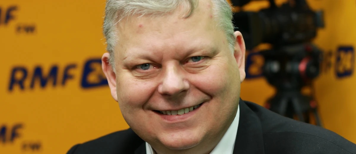 „Sądzę, że Donald Tusk ma jakieś powody, żeby się uchylać [przed stawiennictwem przed komisją ds. Amber Gold – red.]” - powiedział w internetowej części Popołudniowej rozmowy w RMF FM Marek Suski. Jakie to powody? „O to trzeba by zapytać pana Donalda Tuska. Podejrzewam, że jednak uczestniczył w tej aferze, przynajmniej w charakterze osoby, która ostrzegając syna pozwoliła, żeby w jakimś sensie nastąpiła ucieczka z pieniędzmi" - wyjaśnił wiceprzewodniczący klubu PiS. W głównej części rozmowy Marek Suski odpowiadał na pytania Marcina Zaborskiego dotyczące m.in. zmian w wojsku. "Nie jestem zaniepokojony zmianami. Jeżeli któryś generał odchodzi, to ma do tego prawo. Nikt nikogo nie zmusza do służby w wojsku. To jest jednak wybór" - podkreślił Suski i dodał: "To, co dziś dzieje się w wojsku to nic w stosunku do tego, co ja doświadczyłem. Nasz dowódca mówił, że mamy strzelać do ludzi. To było dużo bardziej drastyczne doświadczenie". 