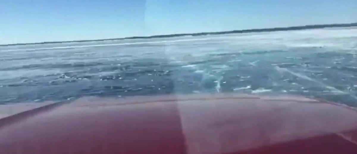 Pod samochodem jadącym po zamarzniętym jeziorze Winnipeg w Kanadzie załamał się lód. Nagranie z tragicznie wyglądającego zdarzenia zostało zarejestrowane przez pasażerkę. 